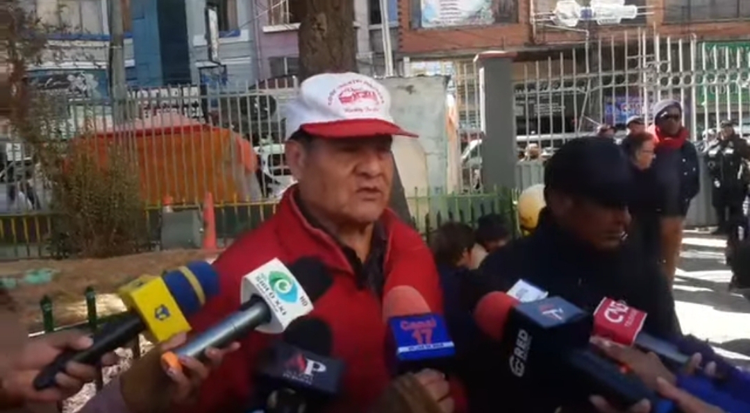 Agresión en El Alto: Adulto Mayor Es Atacado por Seguidores del PDC Tras Criticar a Edman Lara