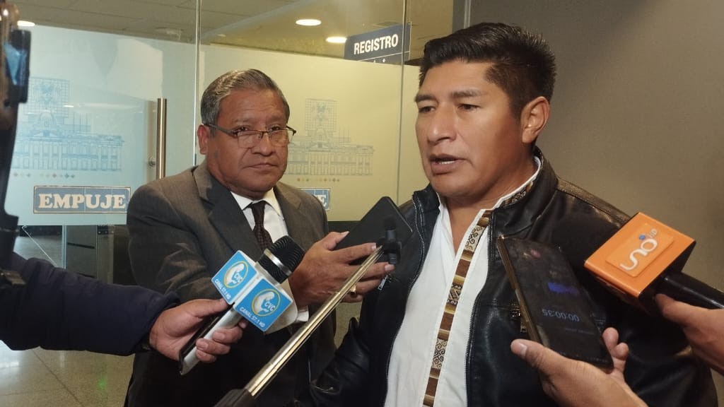 Diputado Andrés Flores insta a Arce a cumplir su palabra y entregar el poder al próximo gobierno electo