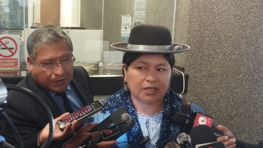 Senadora Simona Quispe Cuestiona Modelo Económico: ‘Bolivia es rica, no puede seguir viviendo de créditos’ y acusa al Gobierno y la derecha
